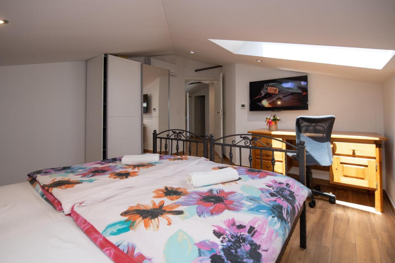 Anna-potkrovlje Apartment Ika